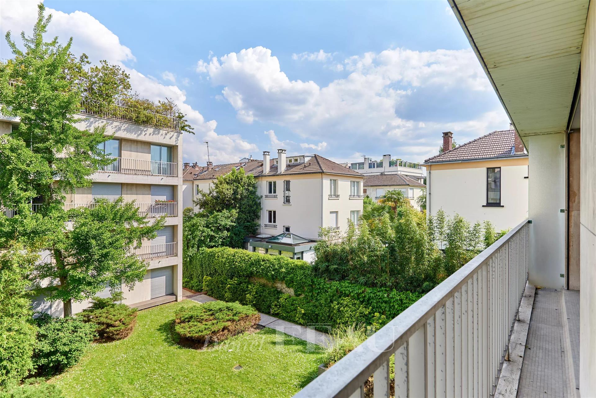Neuilly Saint James - A 3-bed apartment with a balcony and terrace