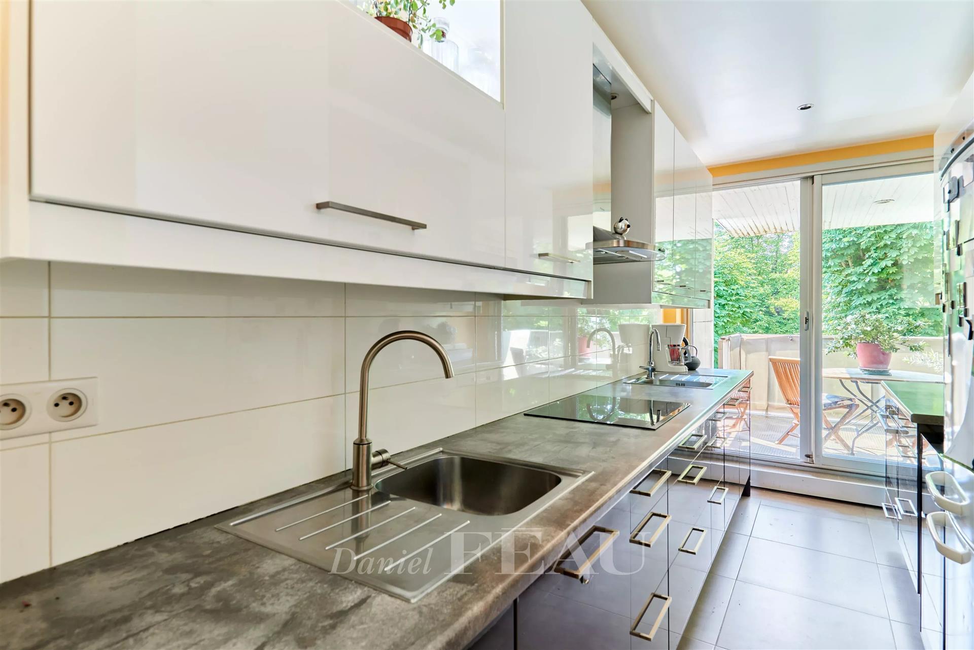Neuilly Saint James - A 3-bed apartment with a balcony and terrace