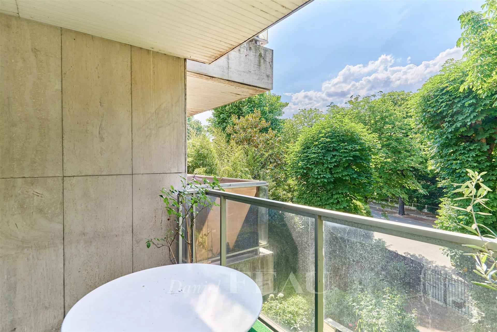 Neuilly Saint James - A 3-bed apartment with a balcony and terrace