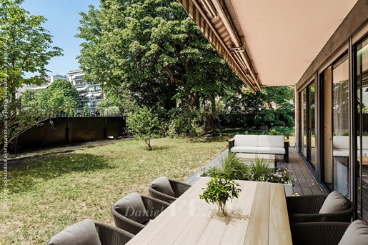 Neuilly-Sur-Seine - A split-level apartment with a garden