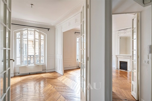 Levallois, on the edge of Neuilly-sur-Seine. An elegant 3-bed apartment