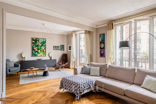 Neuilly-Sur-Seine - A bright and peaceful 2/3 bed apartment