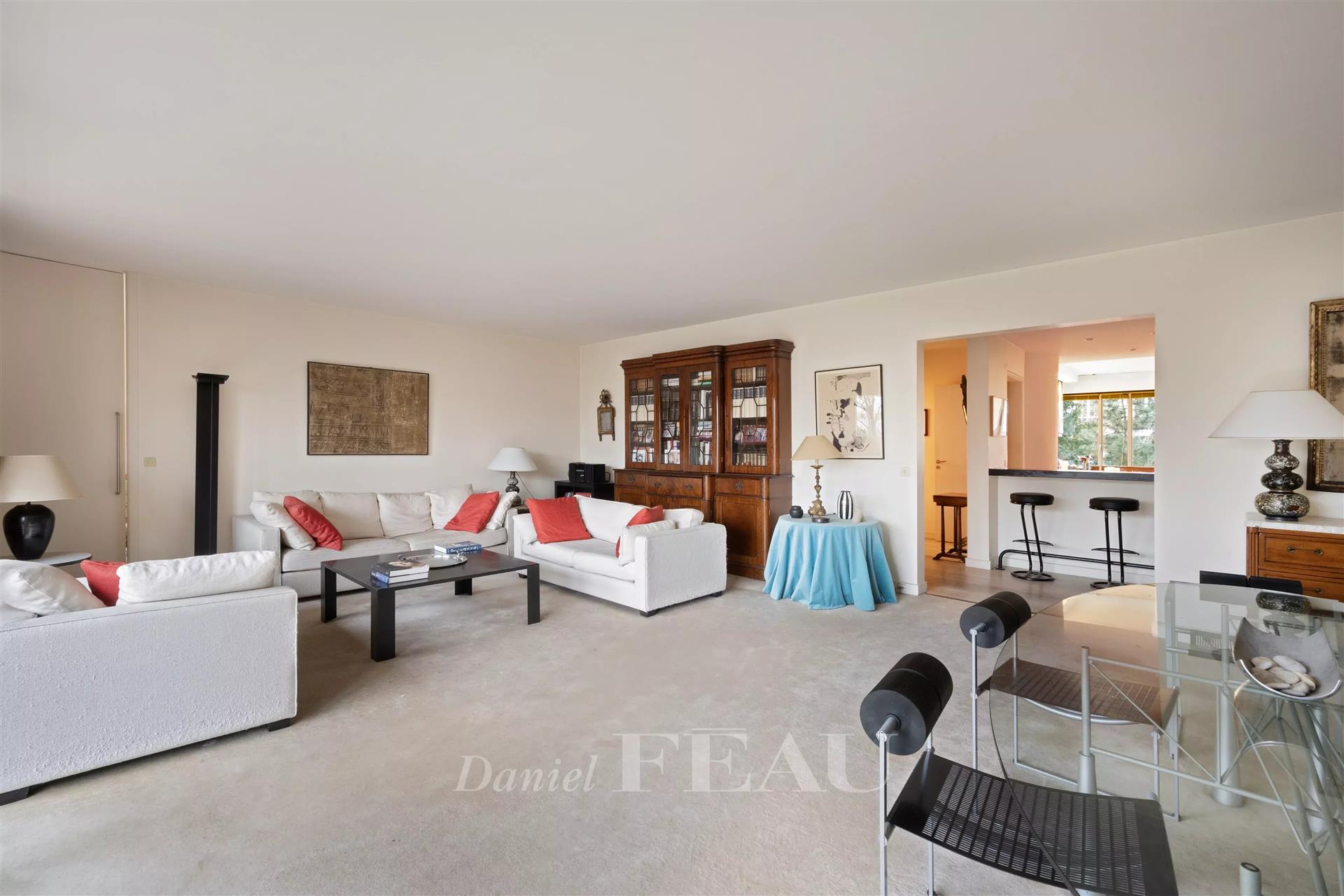 Neuilly-Sur-Seine - A 4-bed family apartment