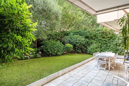 Neuilly-Sur-Seine - A spacious garden-level apartment with a garden