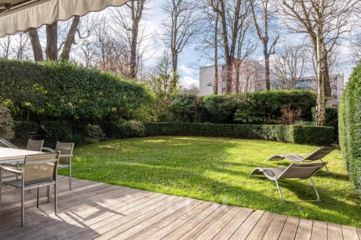 Neuilly-Sur-Seine. An exceptional apartment with a garden