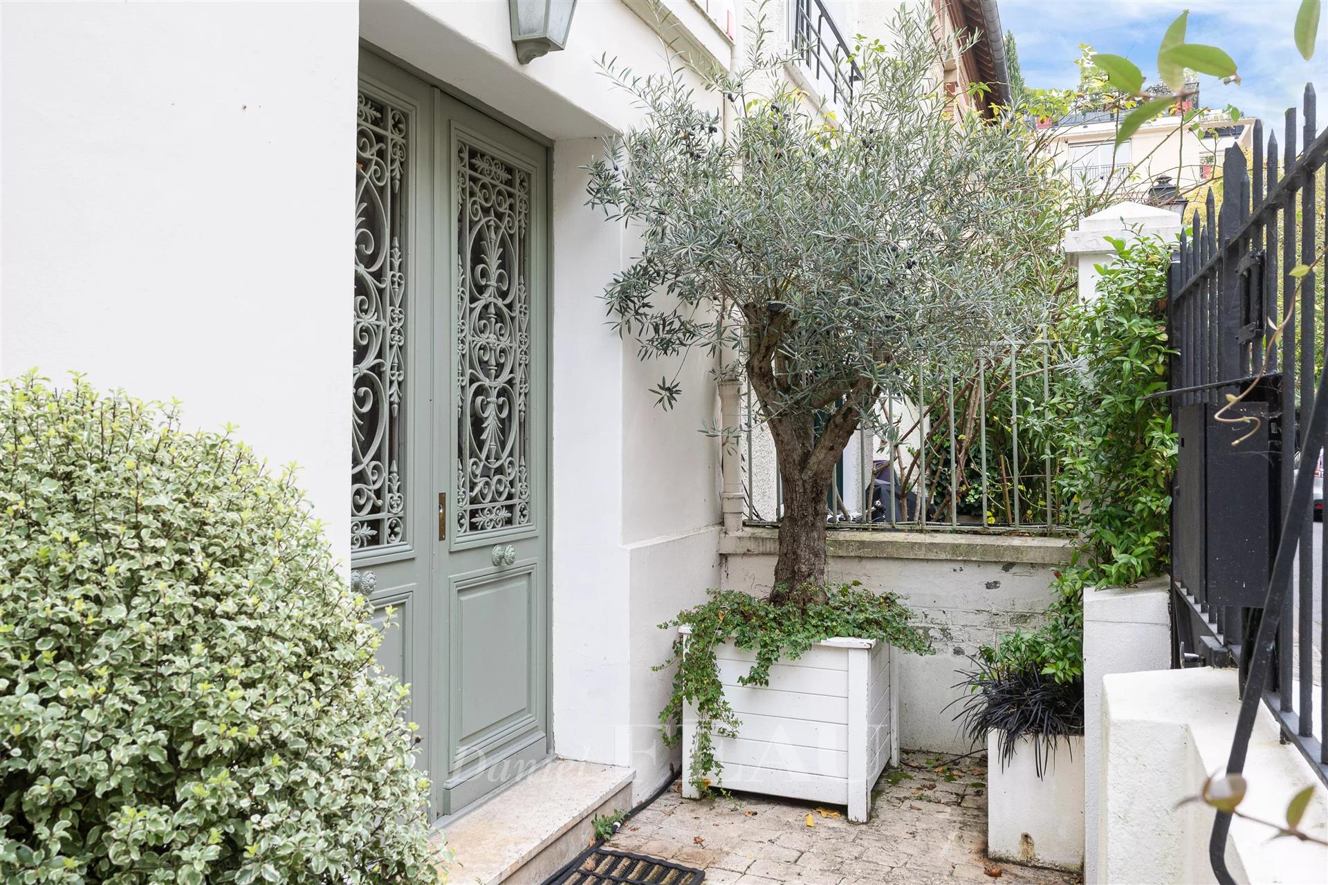 Neuilly-Sur-Seine – A superb family home