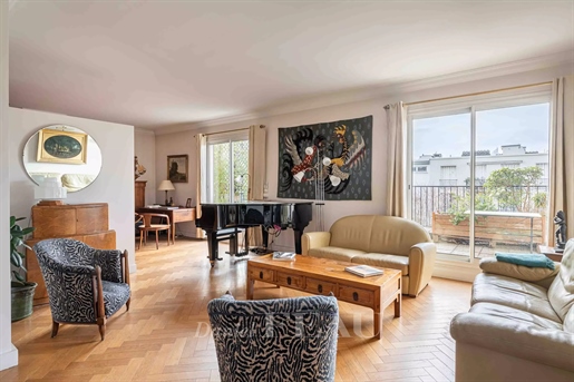 Neuilly-Sur-Seine - A bright apartment with two terraces