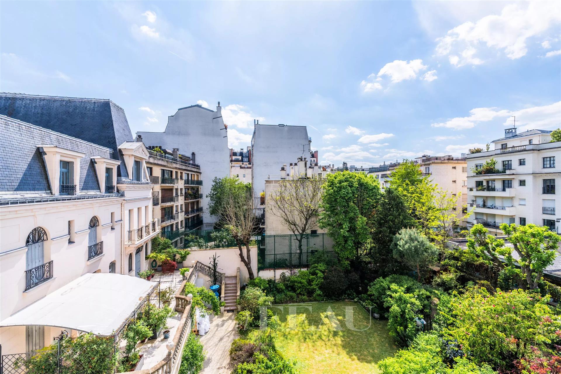 Neuilly-Sur-Seine - A renovated 3-bed apartment