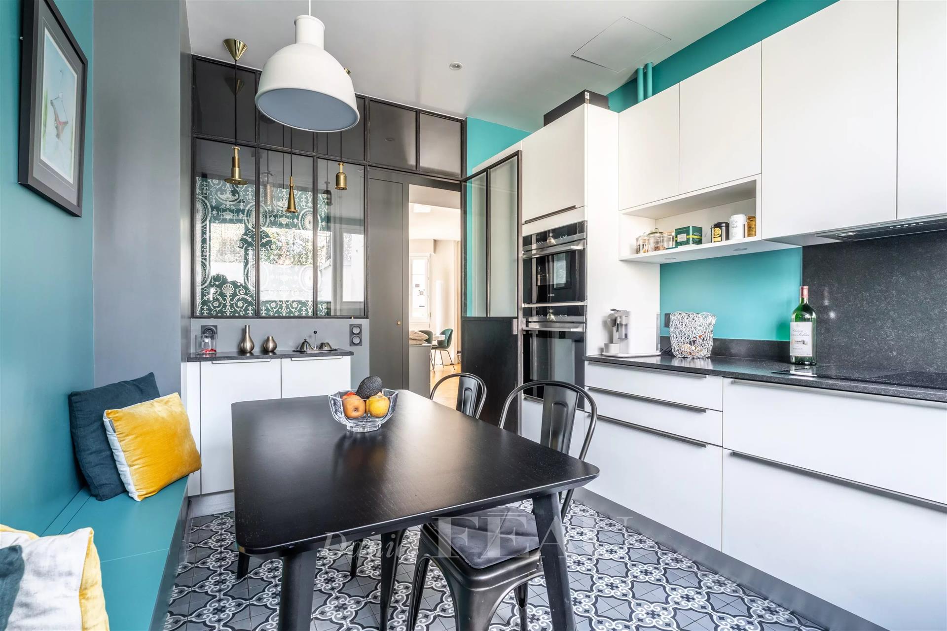 Neuilly-Sur-Seine - A renovated 3-bed apartment