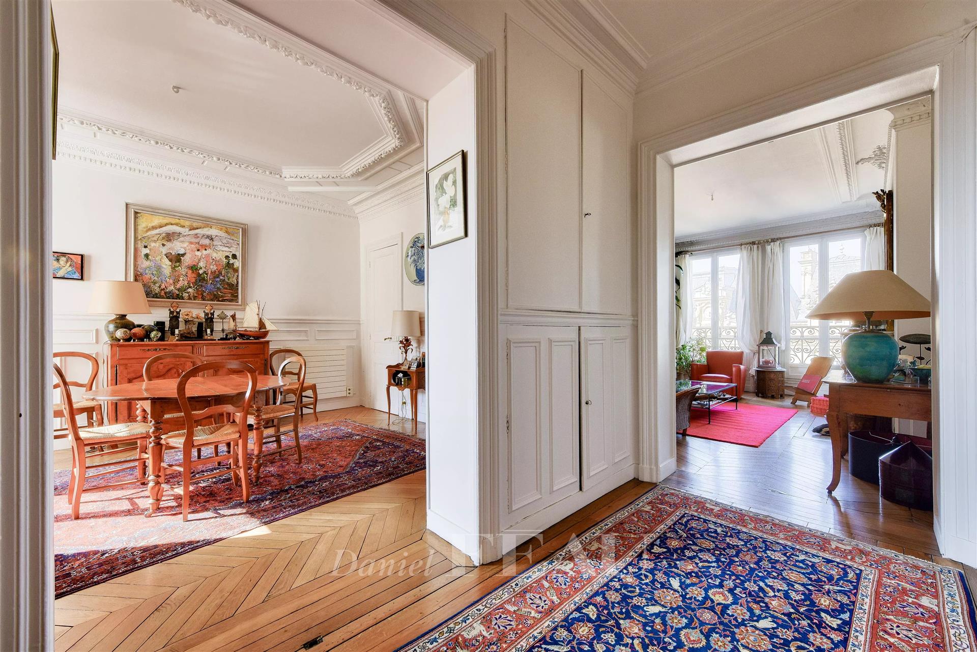 Neuilly-Sur-Seine - A 2-bed apartment enjoying open views