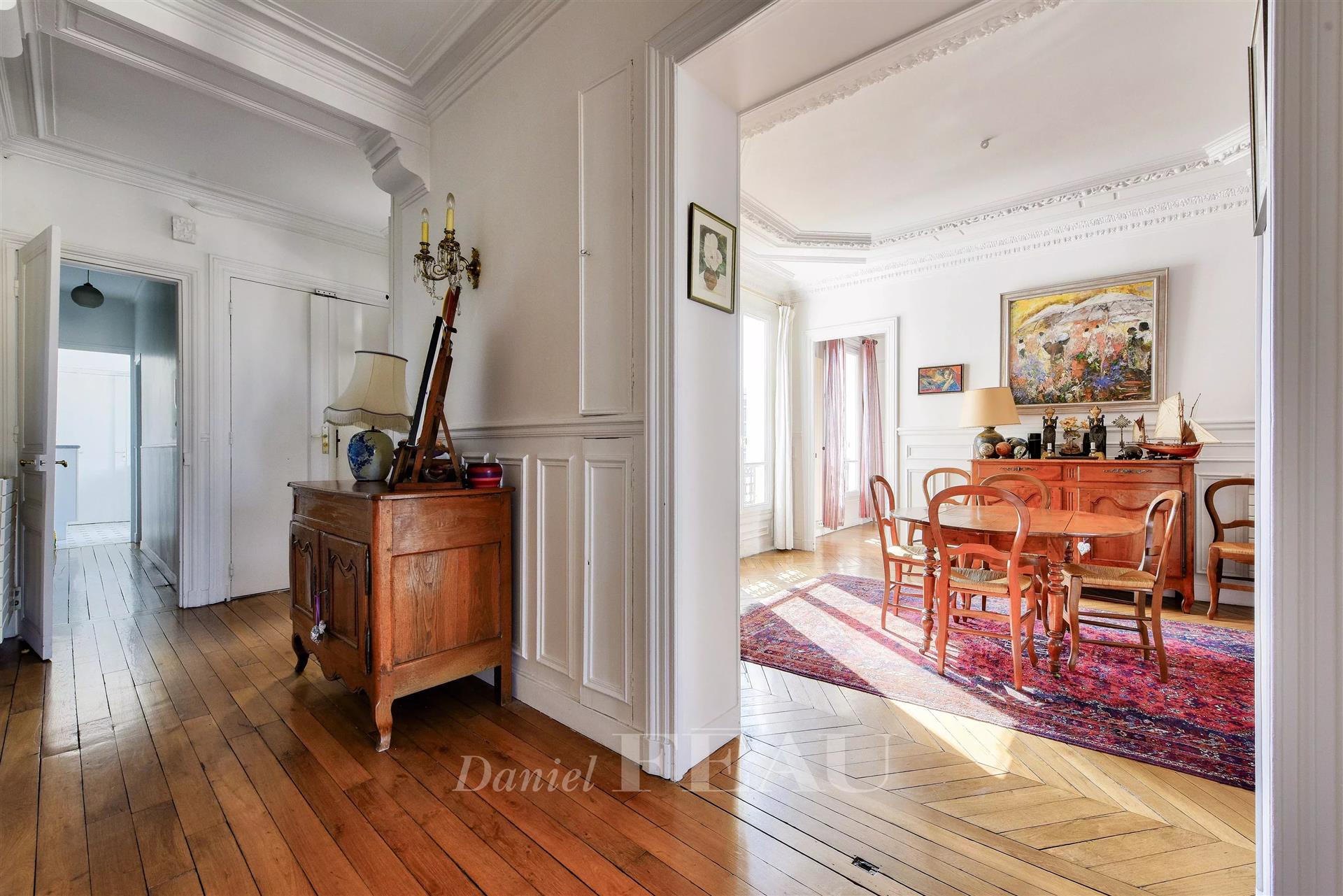 Neuilly-Sur-Seine - A 2-bed apartment enjoying open views
