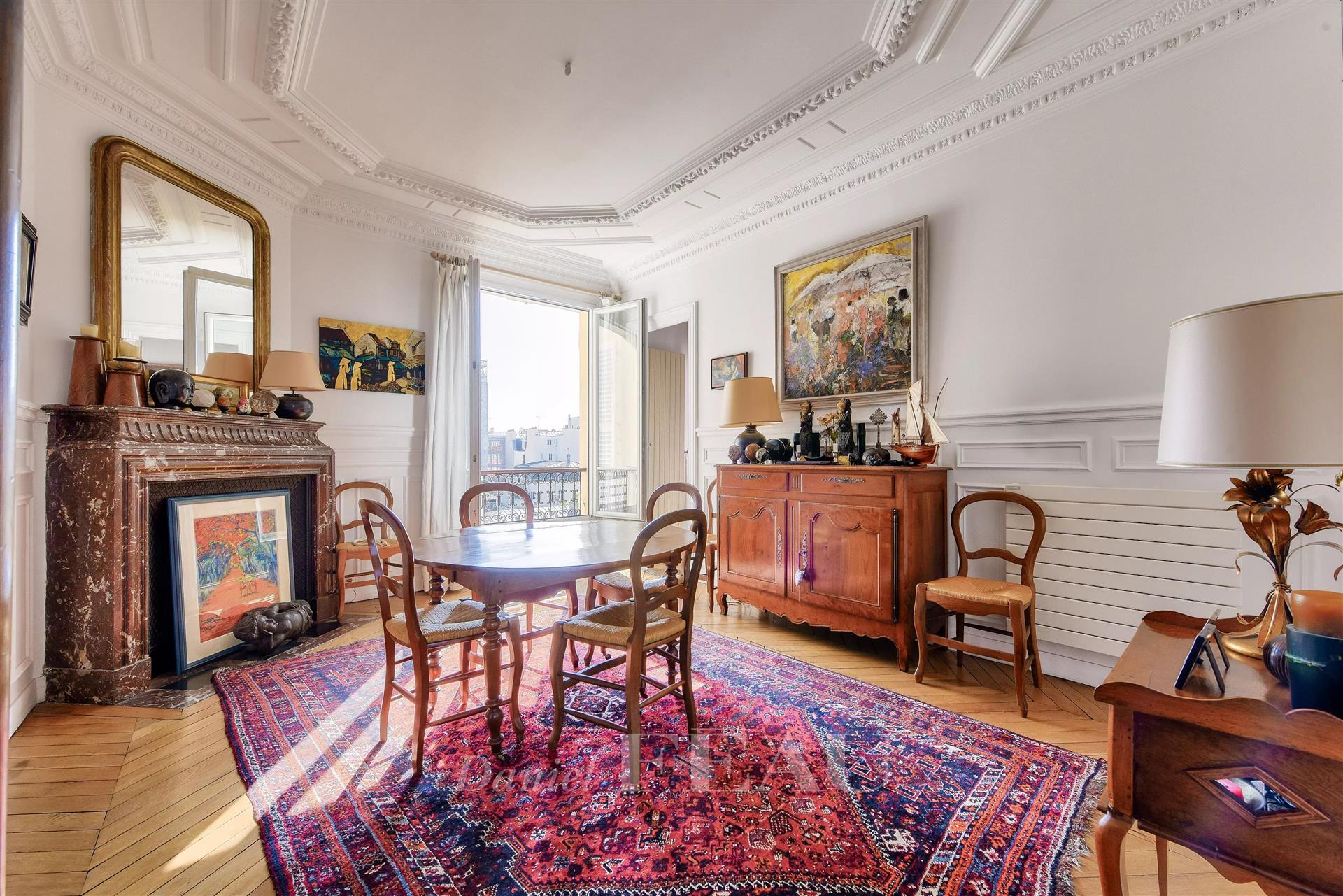 Neuilly-Sur-Seine - A 2-bed apartment enjoying open views
