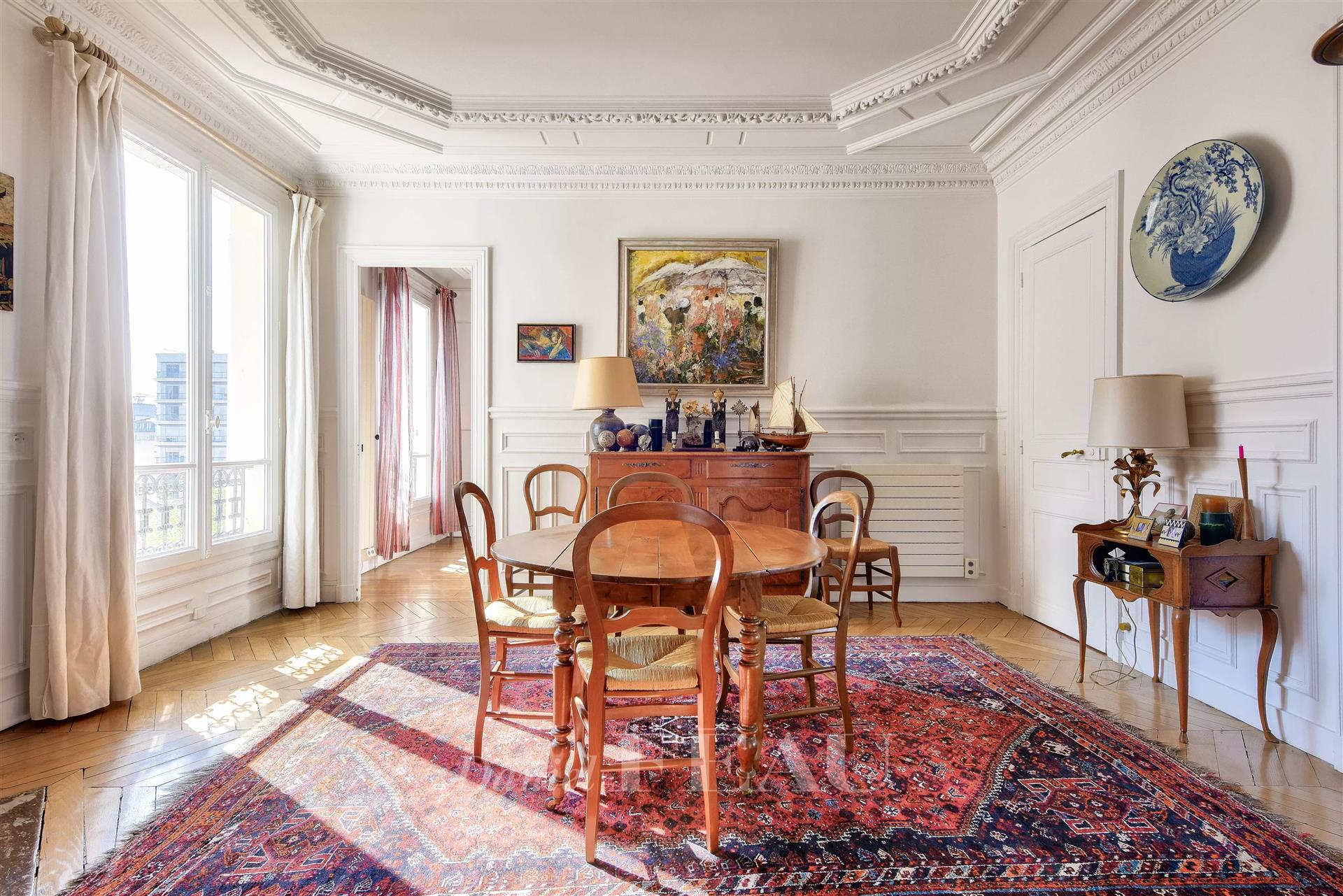 Neuilly-Sur-Seine - A 2-bed apartment enjoying open views