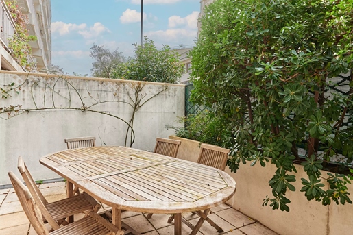 Levallois-Perret, on the edge of Neuilly – A bright apartment with a terrace
