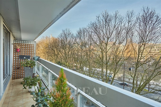 Neuilly-Sur-Seine - A 2/3 bed apartment with balconies