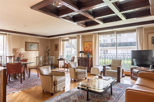 Neuilly-Sur-Seine - A bright 3-bed apartment