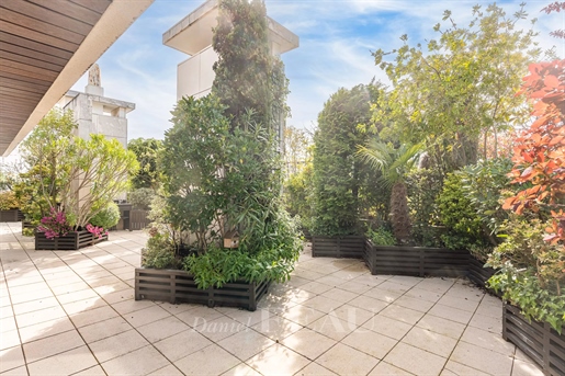Neuilly-Sur-Seine - A 4/5 bed apartment with a superb terrace