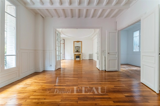 Neuilly-Sur-Seine - An elegant 4-bed family apartment