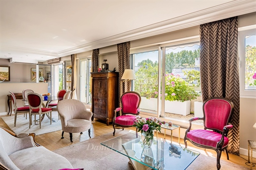 Neuilly-Sur-Seine - A 3/4 bed top-floor apartment with a terrace
