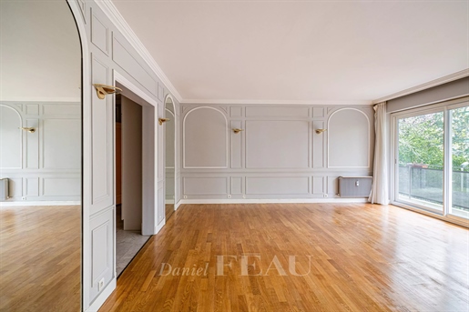 Neuilly-Sur-Seine - A 3-bed apartment with a balcony