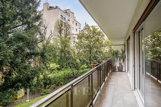 Neuilly-Sur-Seine - A 3-bed apartment with a balcony