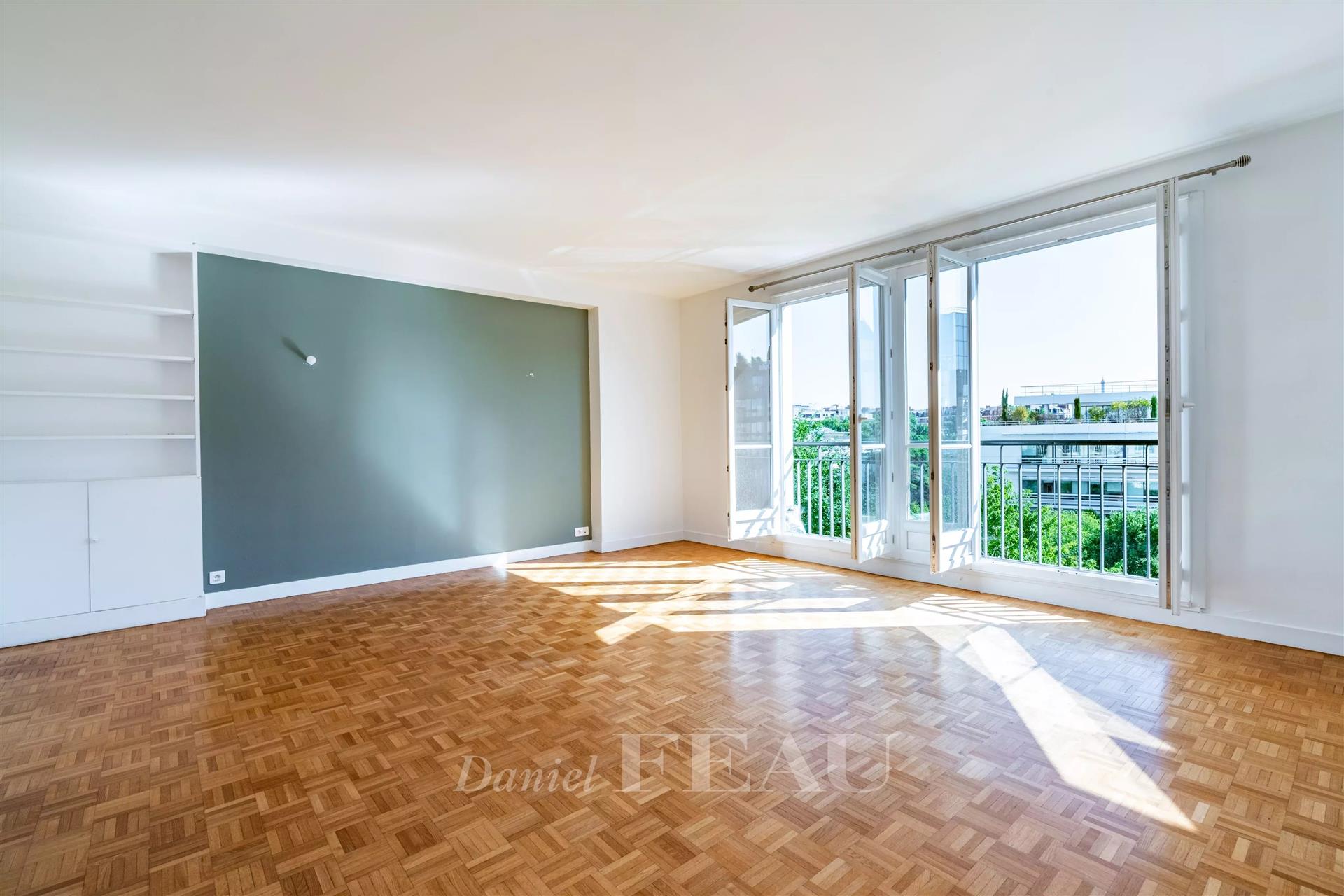 Boulogne, Porte de Saint Cloud – A 3-bed dual-aspect apartment