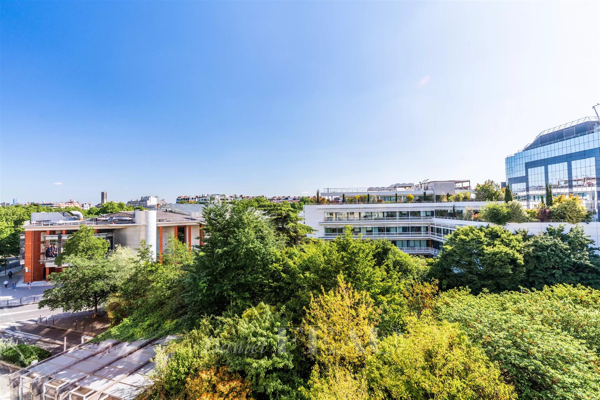 Boulogne, Porte de Saint Cloud – A 3-bed dual-aspect apartment