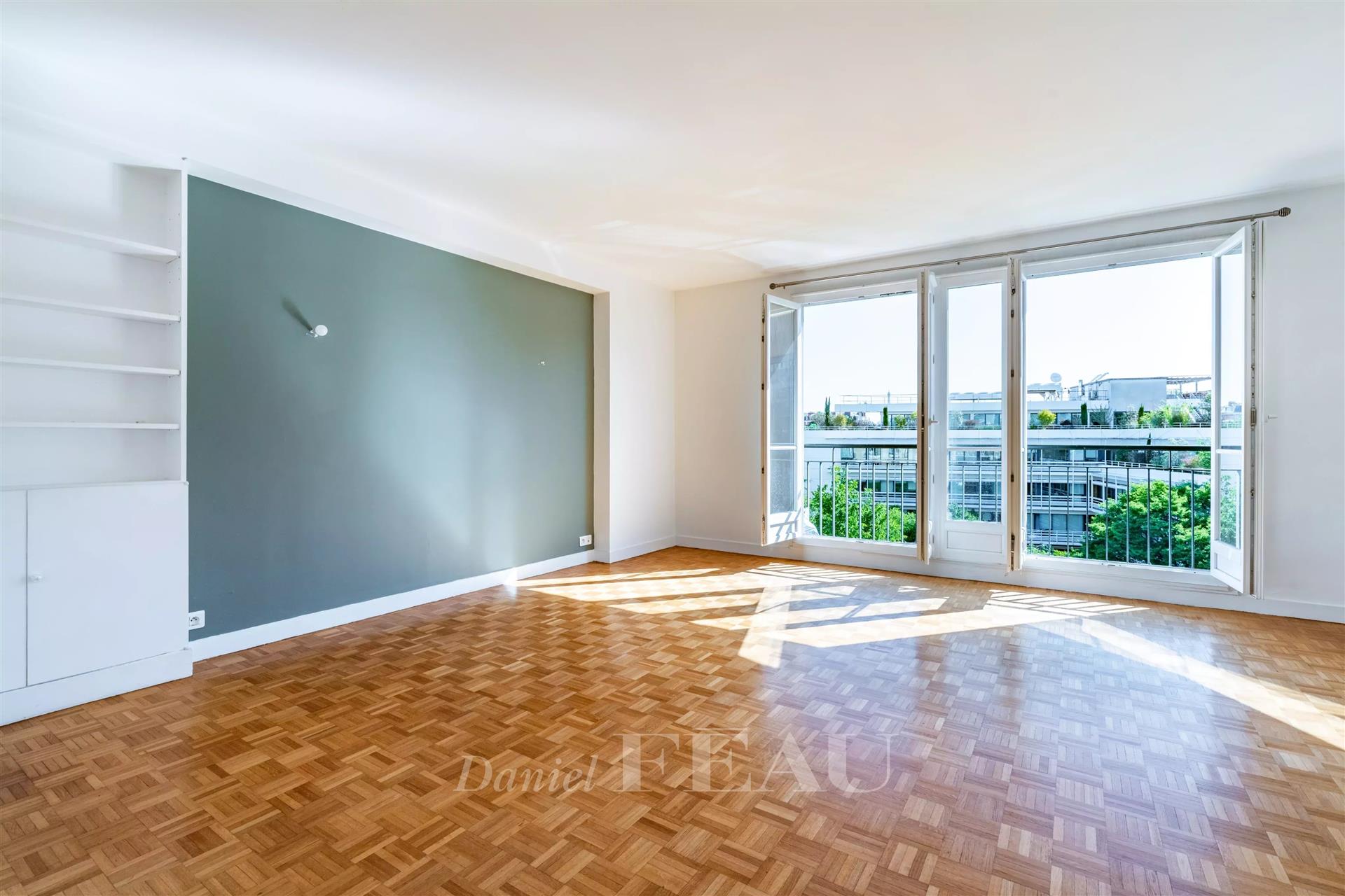 Boulogne, Porte de Saint Cloud – A 3-bed dual-aspect apartment