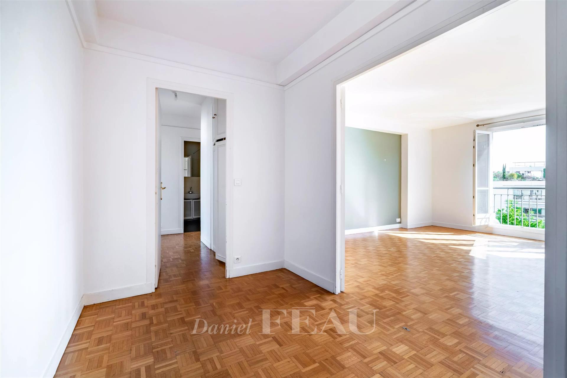 Boulogne, Porte de Saint Cloud – A 3-bed dual-aspect apartment