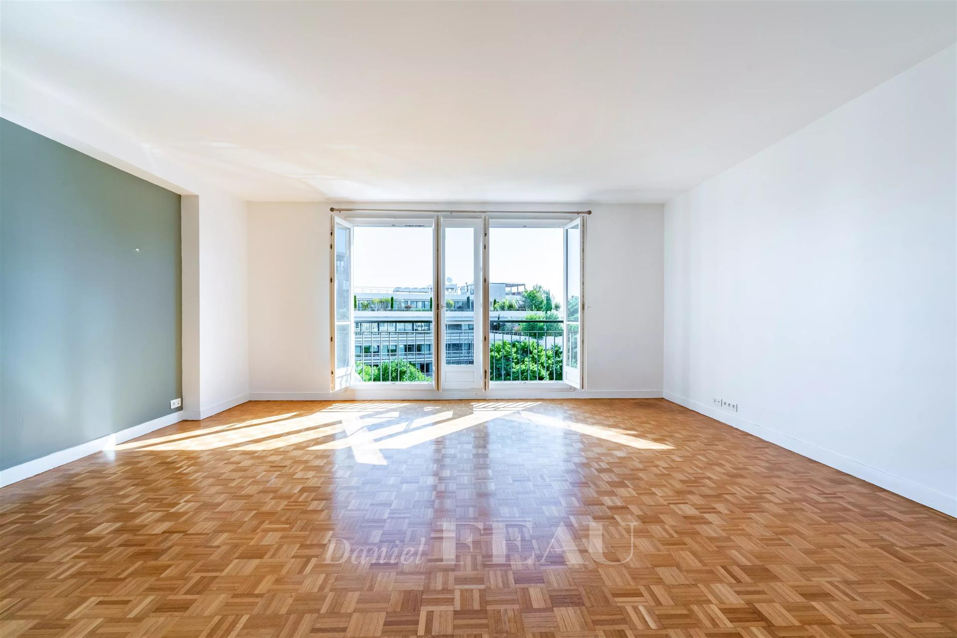 Boulogne, Porte de Saint Cloud – A 3-bed dual-aspect apartment