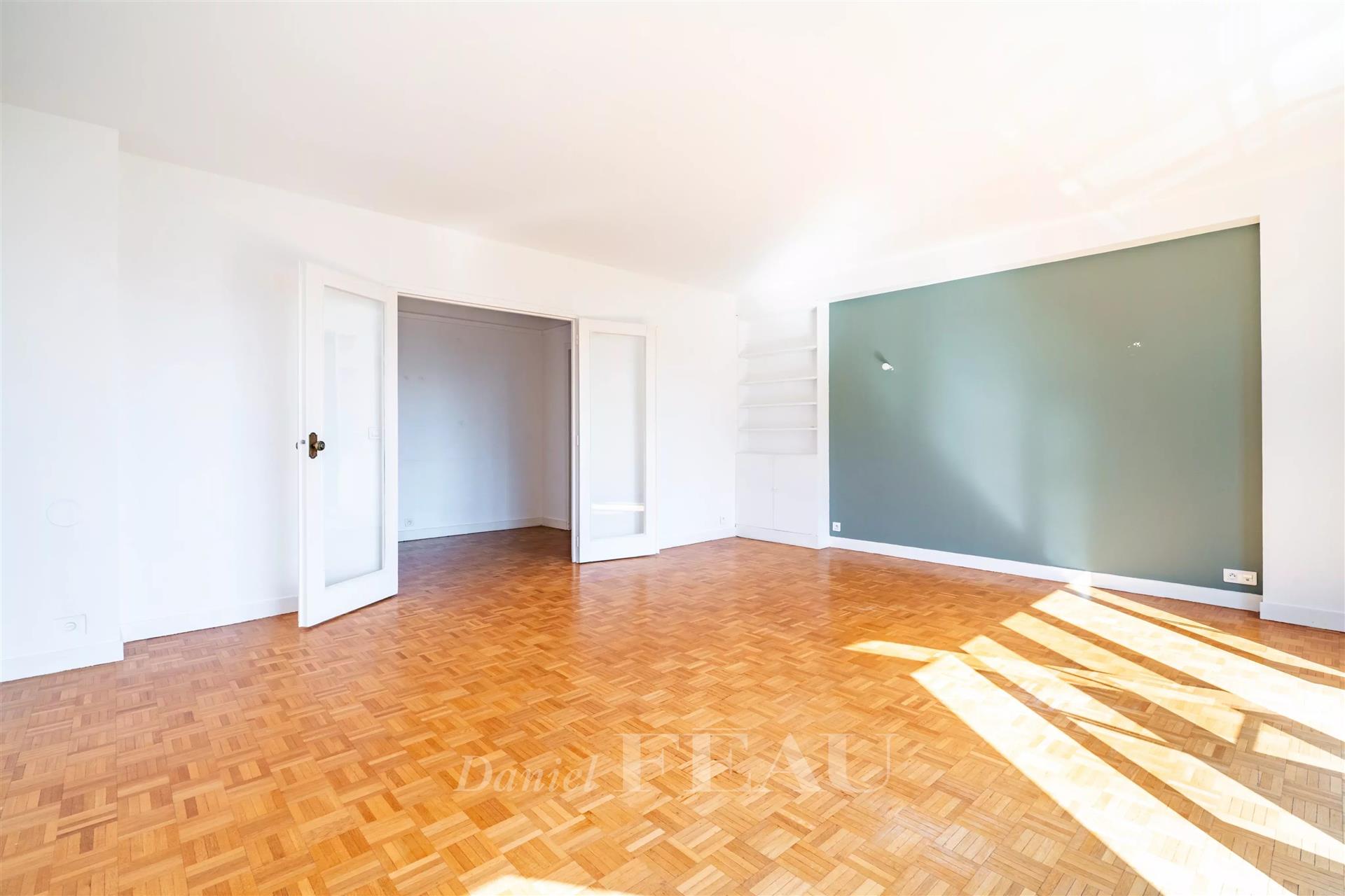 Boulogne, Porte de Saint Cloud – A 3-bed dual-aspect apartment