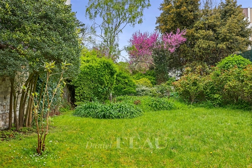 Boulogne North – A magnificent private mansion with an extensive garden