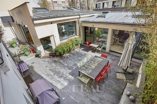 Boulogne – A family property with a landscaped courtyard