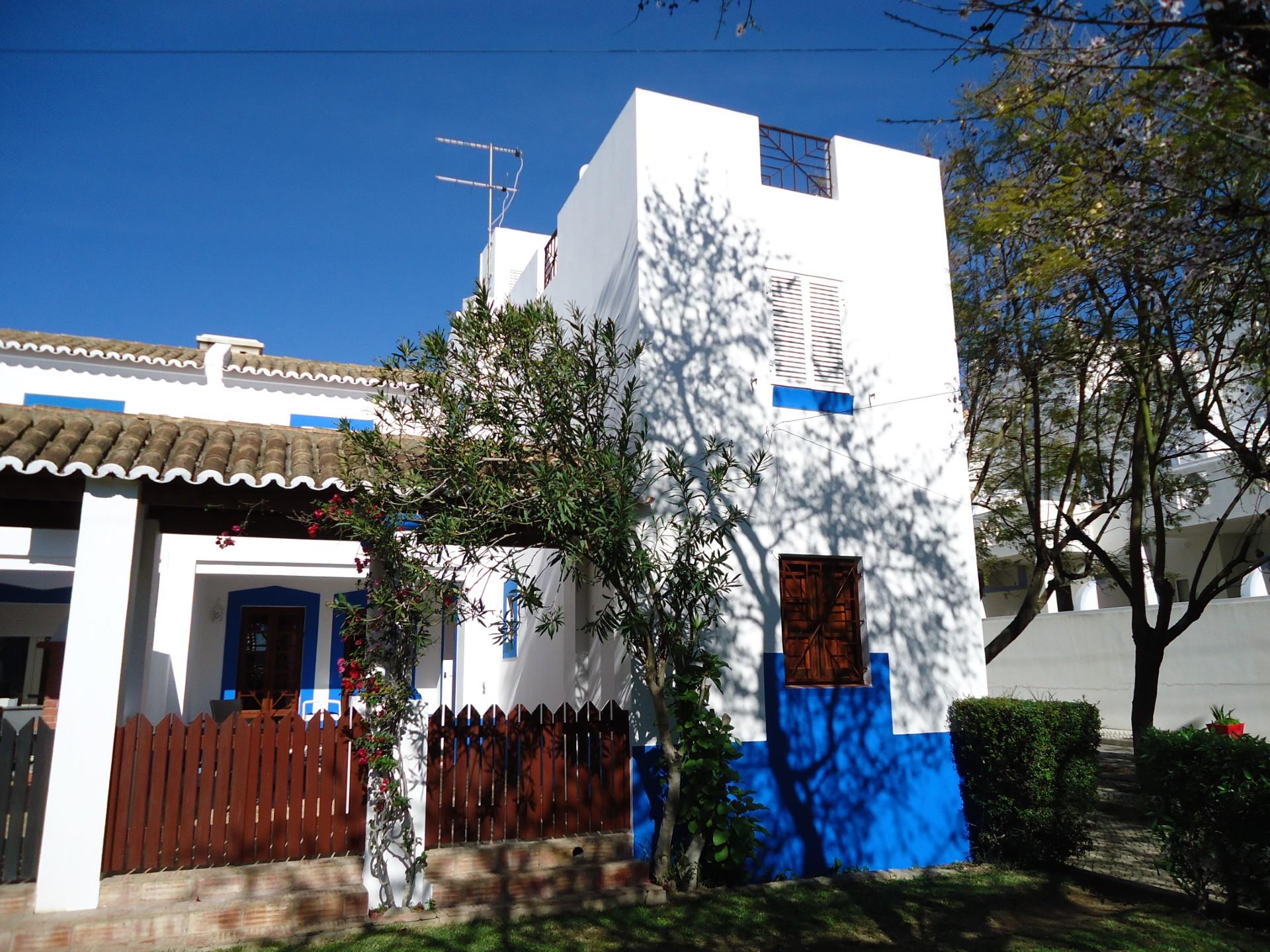 3 Bed Villa With Patio, Roof Terrace And Access  To S. Pool - Cabanas