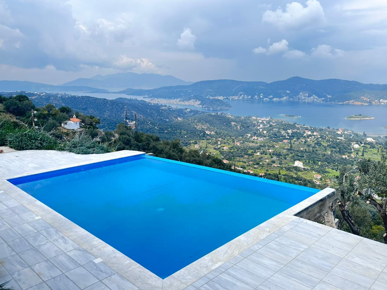 Stenen villa met zwembad en uitzicht op zee