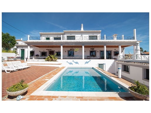 Four-Bedroom triplex detached house with pool and sea view in Loulé