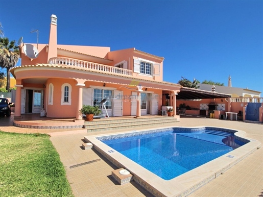 4 bedroom villa with swimming pool for sale in Albufeira