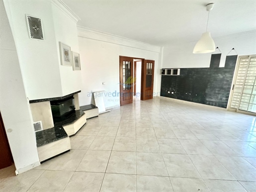 Maison avec 4 chambres insérée dans un terrain avec 1698 m2 à Ferreiras | Albufeira