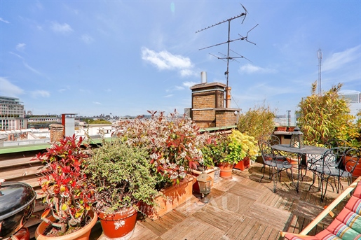 Paris 4th District – An ideal pied a terre with a roof terrace