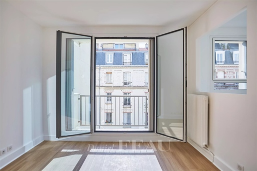 Paris 15th District – A studio apartment with a little balcony