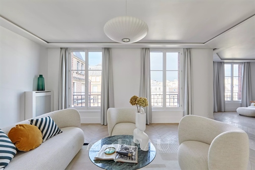 Paris 6th District – A bright 4-bed apartment
