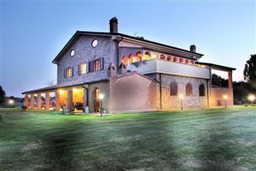 Toscana, Maremma, una antigua casa de campo con piscina