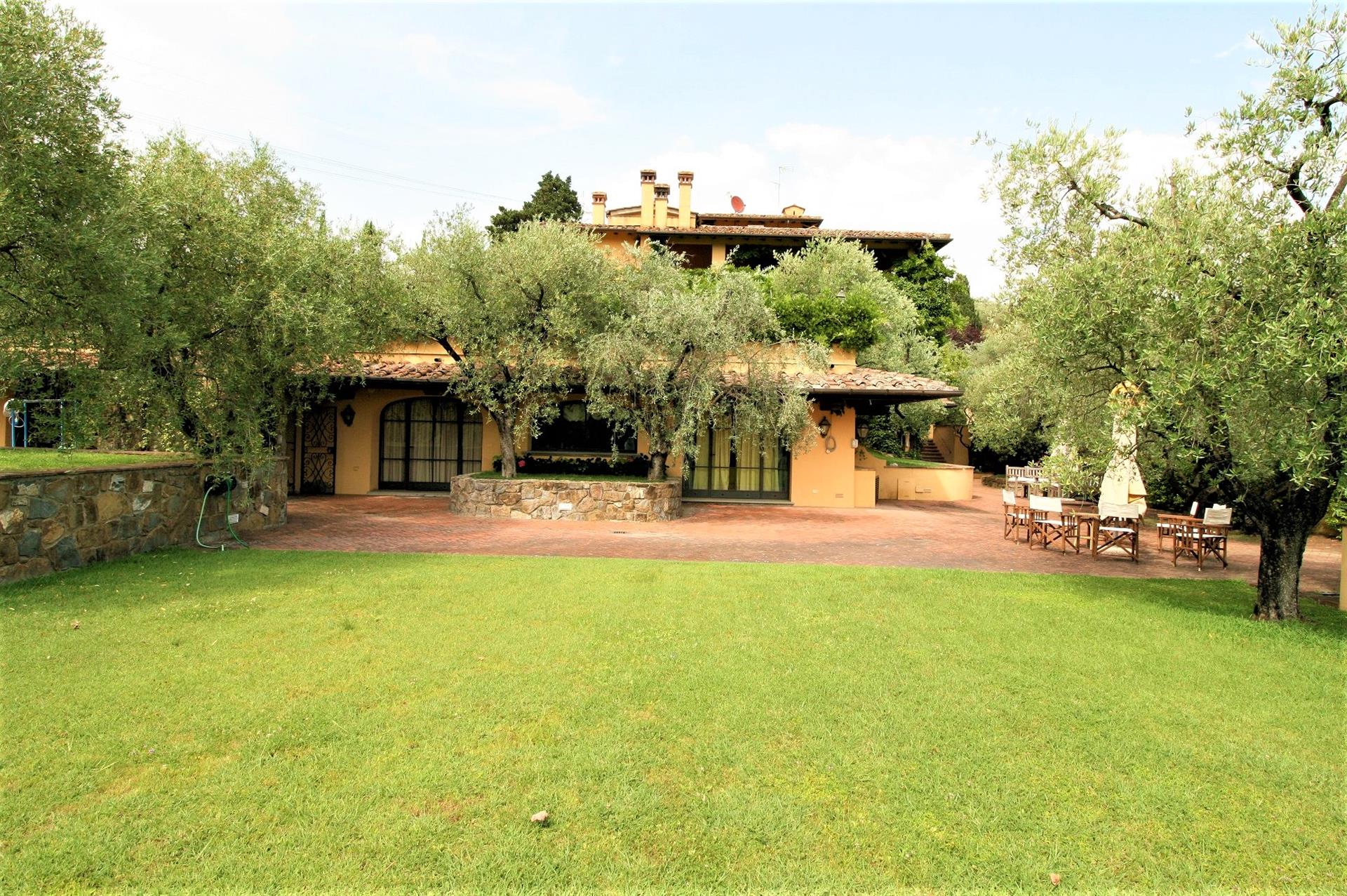 Villa with pool and vineyards close to Florence
