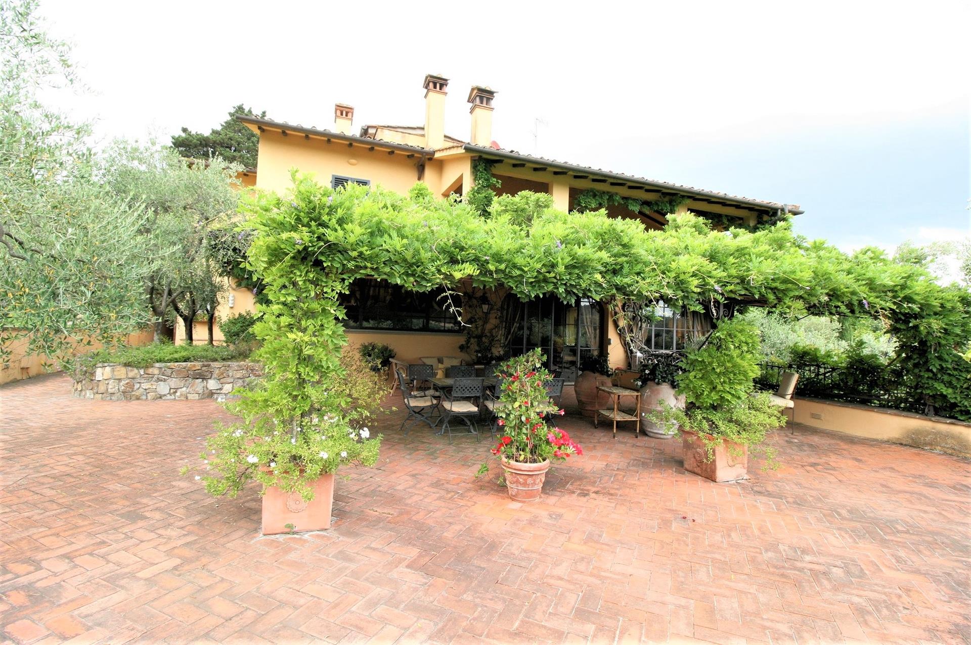 Villa with pool and vineyards close to Florence