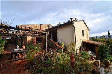 Тосканска селска къща с лозе във Вал Д'Амбра