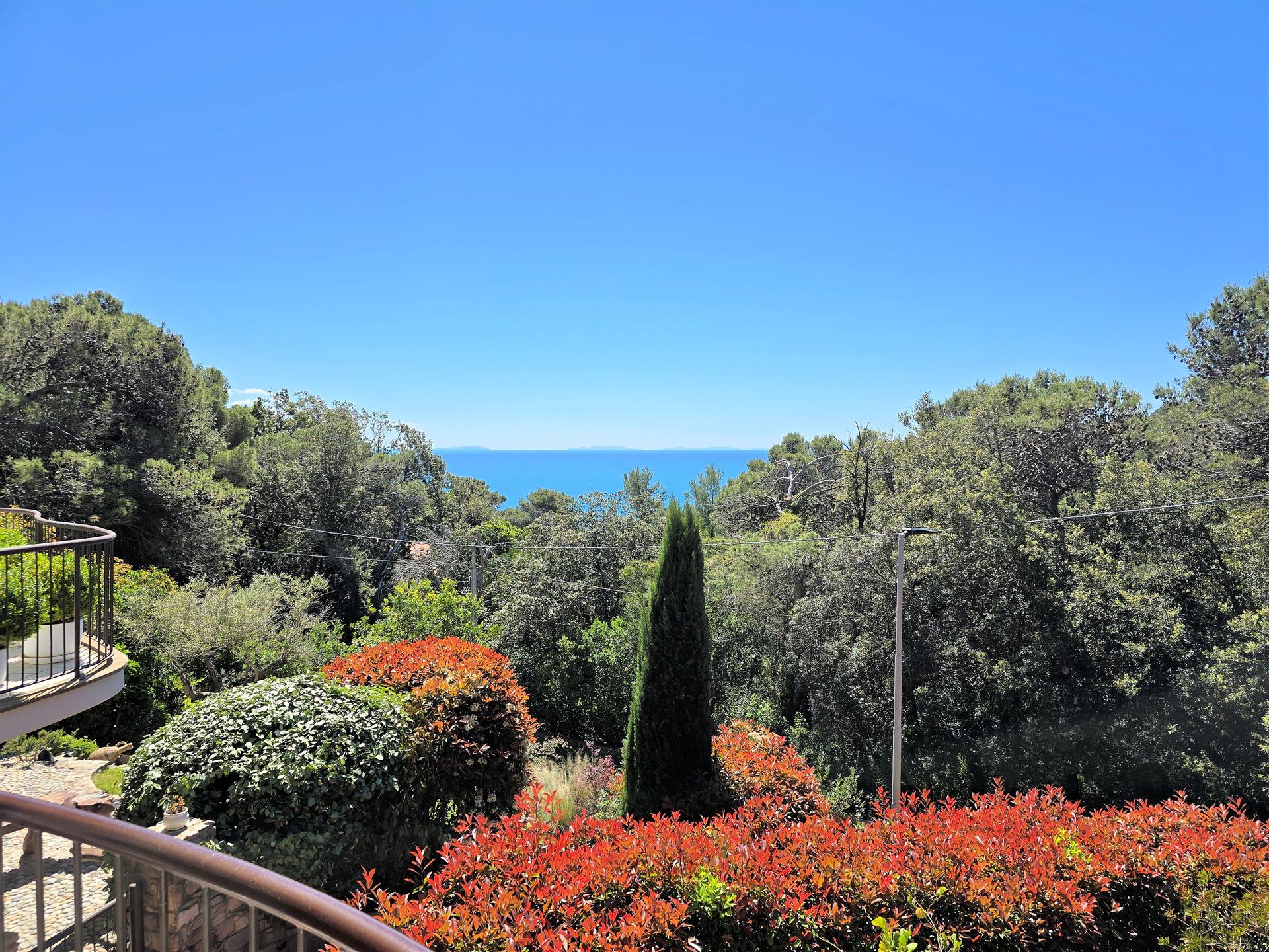 Sea and Nature Panorama: Unique Villa in the Heart of Quercianella