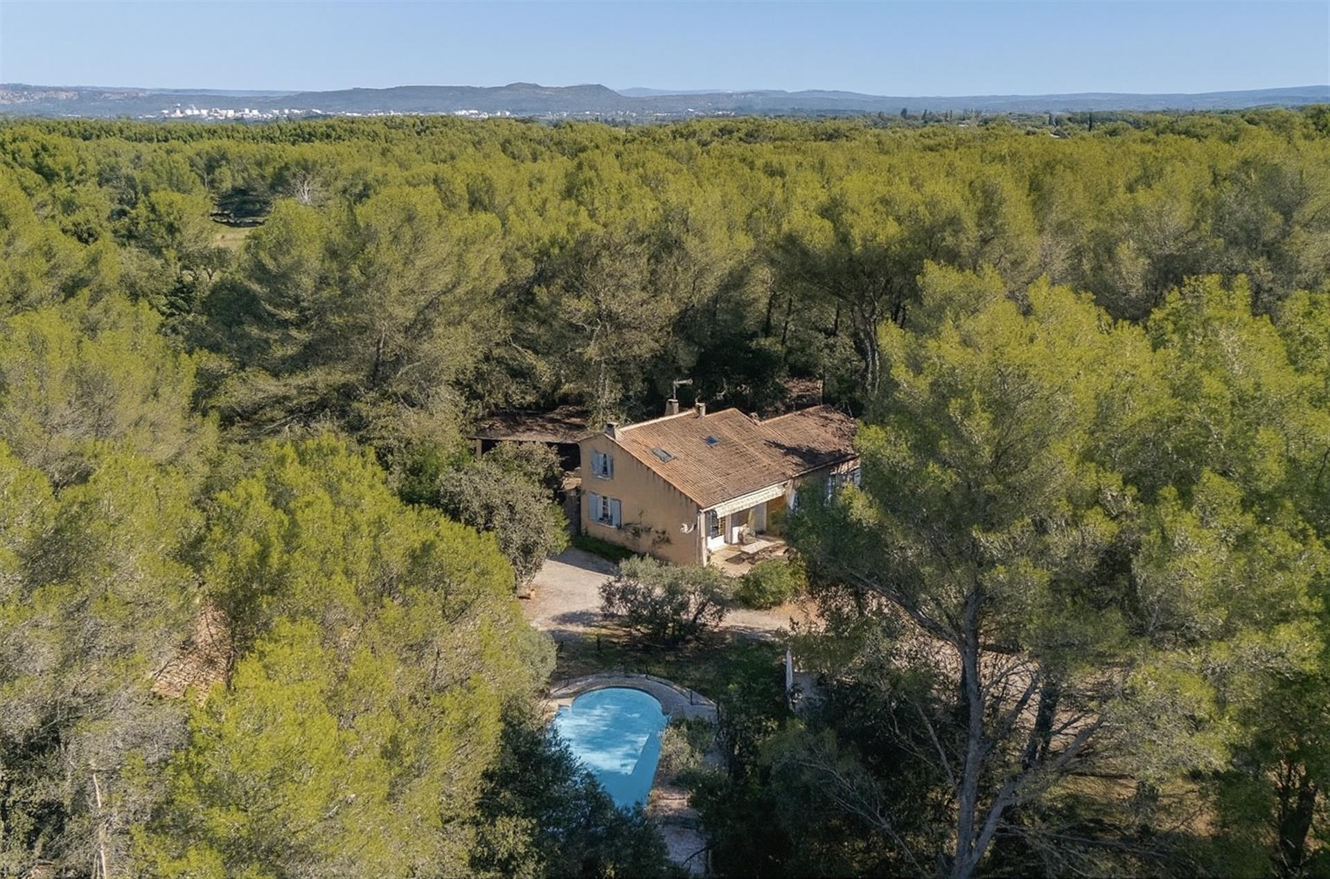 Exceptional estate with gîtes and main house in Grans (13), in Provence, 25 minutes from Aix-en-Pro