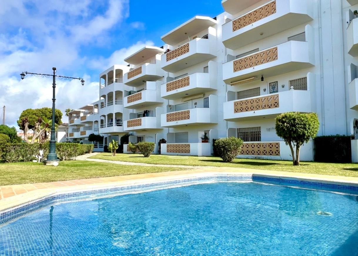 Apartamento T2 em condominio privado com piscina, estacionamento  a cerca de 750M da praia