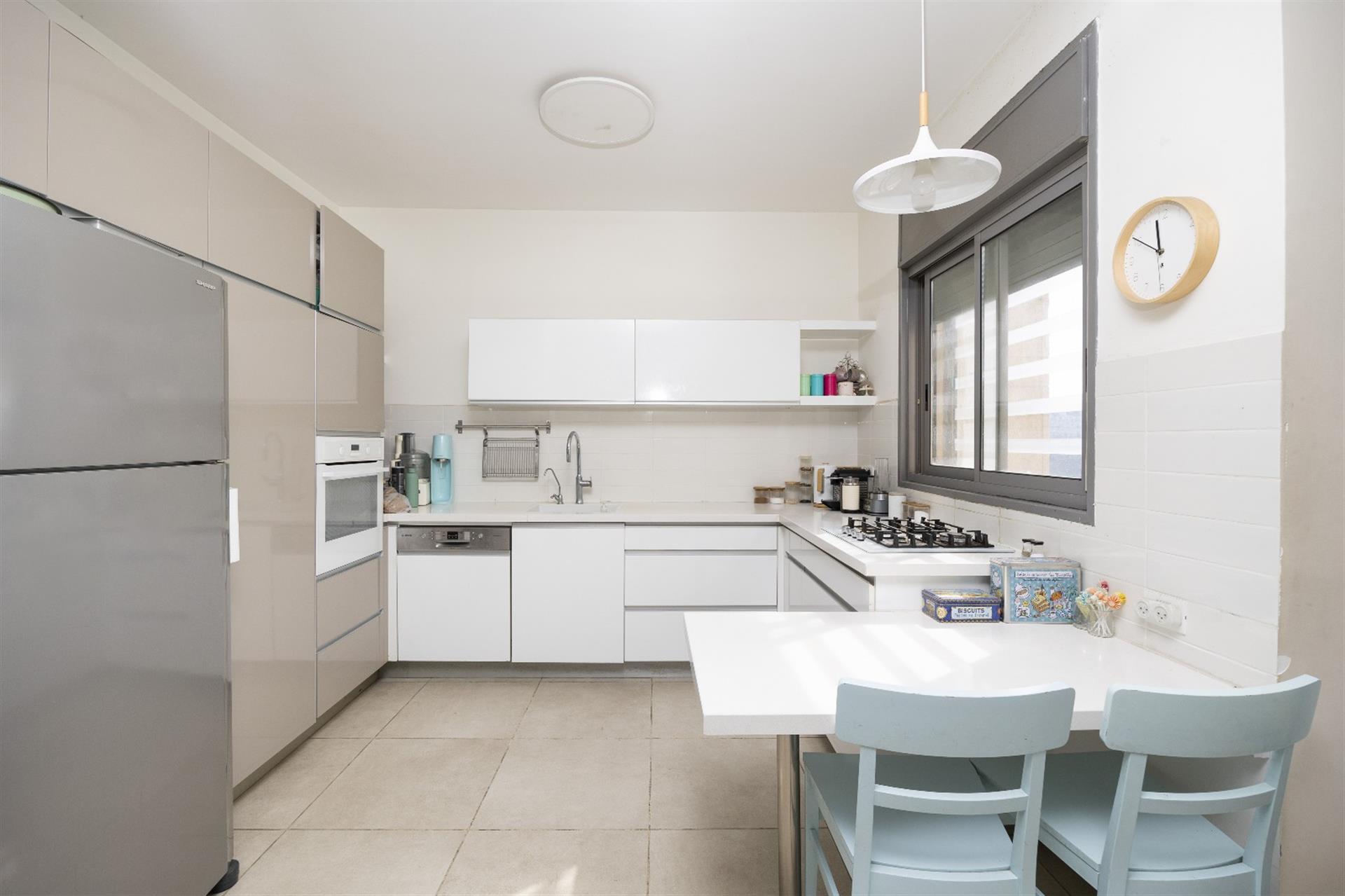 Luxurious building - Ir Ganim