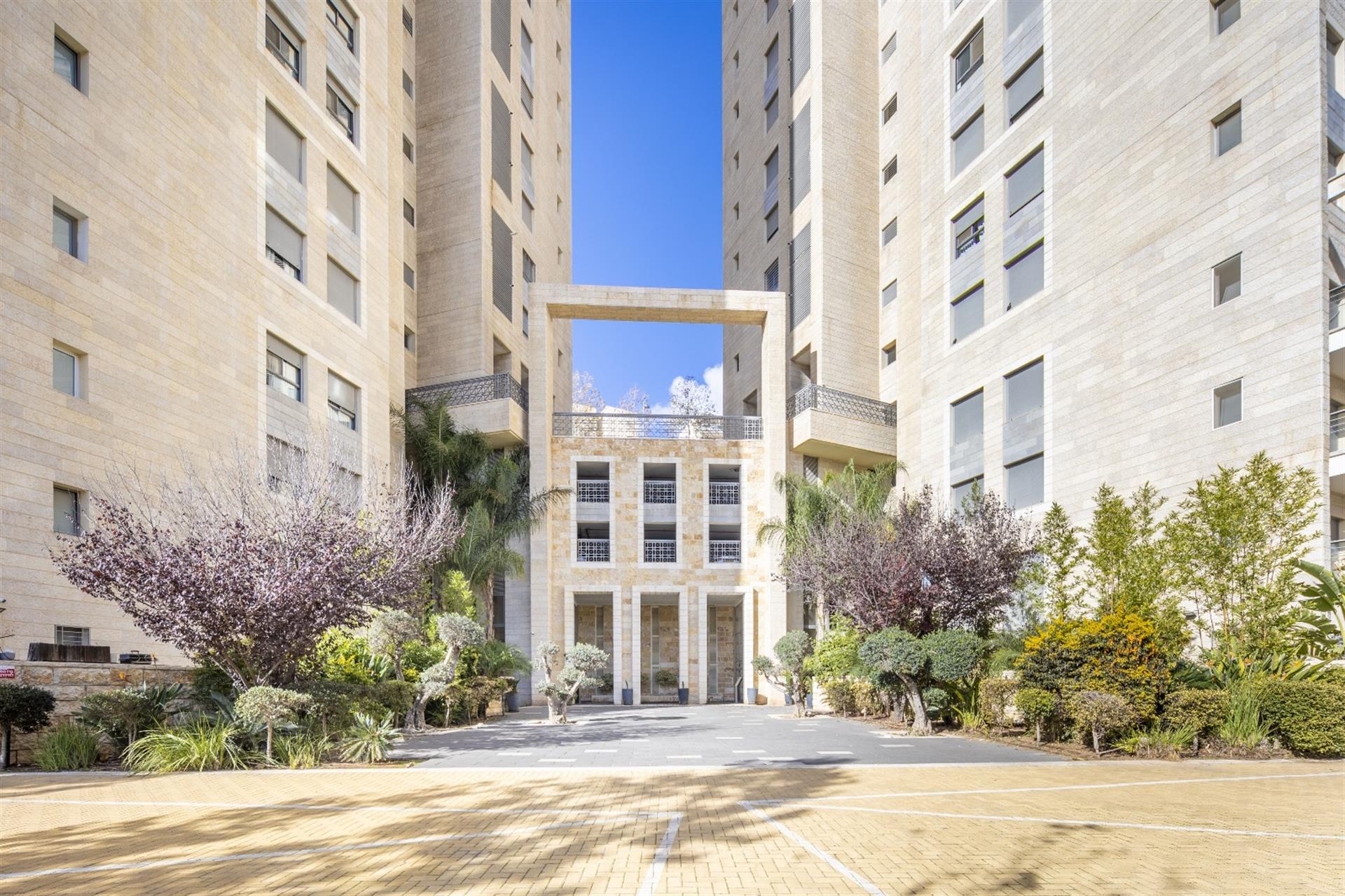 Luxurious building - Ir Ganim